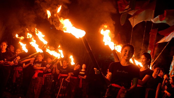 PAWAI OBOR KEMERDEKAAN DI BALI Remaja mengikuti pawai obor kemerdekaan di kawasan Panjer, Denpasar, Bali, Selasa (16/8/2022). Pawai obor yang ditampilkan dengan koreografi dan gamelan Bali tersebut diikuti oleh ratusan remaja untuk memeriahkan peringatan HUT ke-77 Kemerdekaan RI. ANTARA FOTO/Fikri Yusuf/foc.