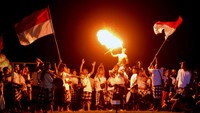 Pawai obor ditampilkan dengan koreografi dan gamelan Bali untuk memeriahkan peringatan HUT ke-77 Kemerdekaan RI. (Fikri Yusuf/Antara Foto)