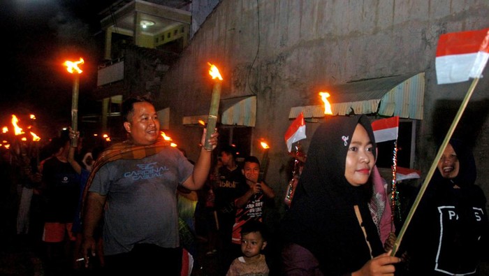 PAWAI OBOR SAMBUT HUT RI Sejumlah warga mengikuti pawai obor di Desa Kudaile, Kabupaten Tegal, Jawa Tengah, Selasa (16/8/2022) malam. Pawai obor tersebut dalam rangka menyambut HUT ke 77 Kemerdekaan RI. ANTARA FOTO/Oky Lukmansyah/foc.