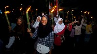 Sejumlah warga begitu antusias mengikuti pawai obor di Desa Kudaile, Kabupaten Tegal, Jawa Tengah, Selasa (16/8/2022) malam. (Oky Lukmansyah/Antara Foto)