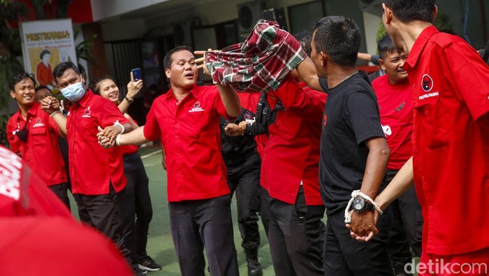 Partai Demokrasi Indonesia Perjuangan (PDIP) menggelar upacara bendera untuk memperingati HUT ke-77 RI di Sekolah Partai PDIP, Jalan Lenteng Agung, Jakarta Selatan, Rabu (17/8/2022). Sekretaris Jenderal PDIP Hasto Kristiyanto bertindak sebagai inspektur upacara.