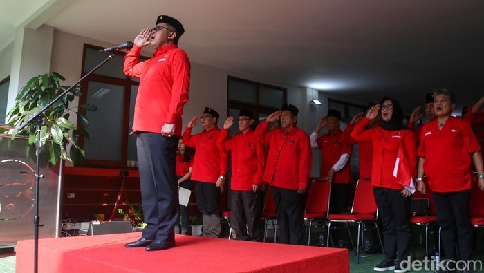 PDIP Gelar Upacara hingga Lomba HUT Kemerdekaan Partai Demokrasi Indonesia Perjuangan (PDIP) menggelar upacara bendera untuk memperingati HUT ke-77 RI di Sekolah Partai PDIP, Jalan Lenteng Agung, Jakarta Selatan, Rabu (17/8/2022). Sekretaris Jenderal PDIP Hasto Kristiyanto bertindak sebagai inspektur upacara.
