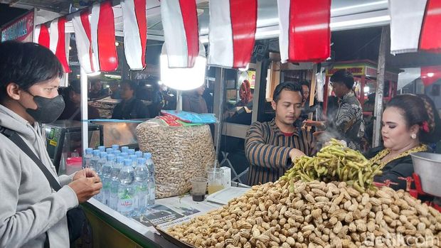Pedagang di Kota Batu pakai baju adat dan pewayangan