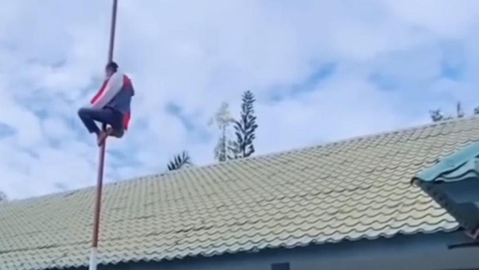 Aksi Heroik Pelajar di Pinrang, Manjat Tiang gegera Tali Bendera Putus