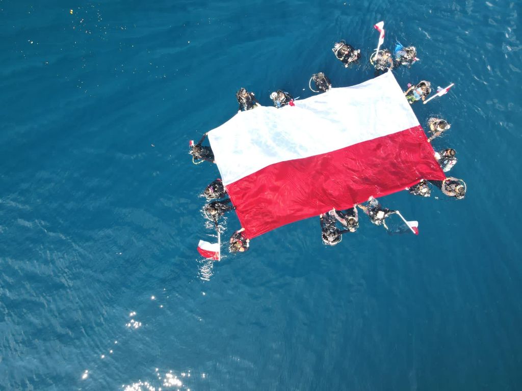 Pengibaran Bendera Merah Putih di Bawah Laut Berau