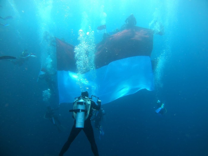 Pengibaran Bendera Merah Putih di Bawah Laut Berau