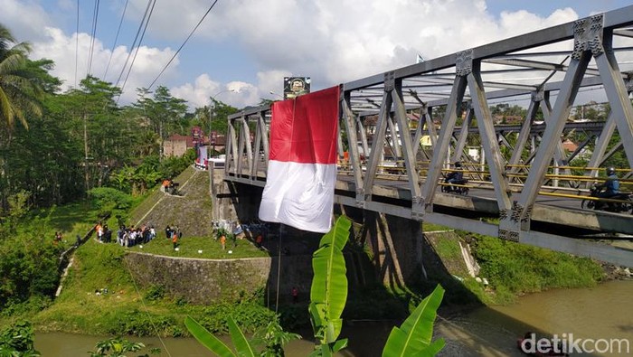 Pengibaran Bendera Merah Putih ukuran raksasa di Jembatan Canguk, Kota Magelang, Jawa Tengah, Rabu (17/8/2022).
