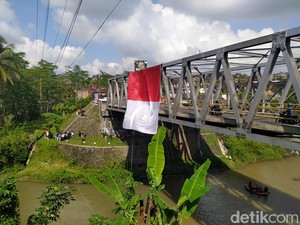 Gagahnya Bendera Merah Putih Raksasa Dibentangkan di Jembatan Canguk Magelang