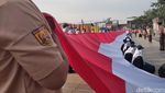 Gagahnya Bendera Merah Putih Raksasa Berkibar di Ujungberung Bandung