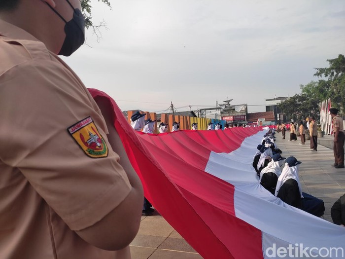 Pengibaran bendera raksasa di Ujungberung Bandung. Pengibaran bendera raksasa di Ujungberung Bandung.