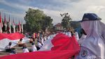 Gagahnya Bendera Merah Putih Raksasa Berkibar di Ujungberung Bandung