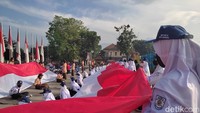 Keberadaan bendera raksasa membua suasana menjad gegap gempita. Saat pengibaran bendera dilakukan, dan lagu Indonesia Raya dikumandangkan, bendera sepanjang 77 meter ini turut menambah khidmat suasana upacara kemerdekaan (Foto: Rifat Alhamidi/detikJabar).