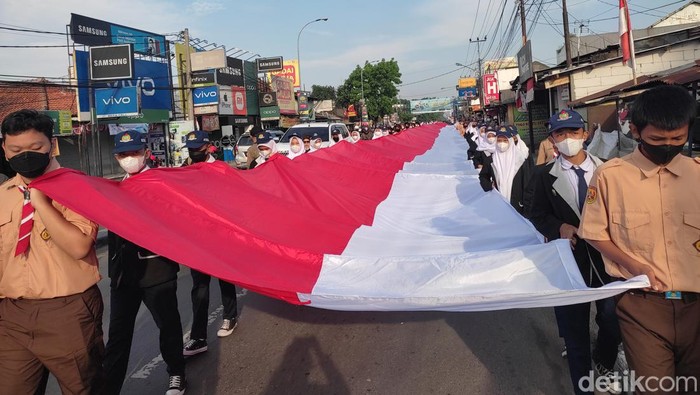 Pengibaran bendera sepanjang 77 meter di HUT ke-77 RI di Ujungberung, Kota Bandung.