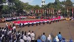 Gagahnya Bendera Merah Putih Raksasa Berkibar di Ujungberung Bandung
