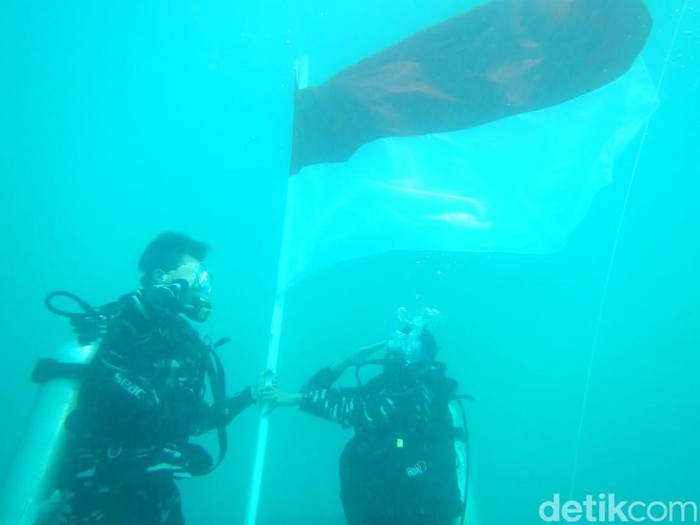Pengibaran Merah Putih di dasar laut Pulau Tikus, Bengkulu.