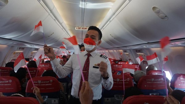 Lion Air sengaja memilih rute Jakarta-Pontianak ini untuk sekaligus mengenang momen bersejarah penerbangan Lion Air pada 22 tahun lalu.