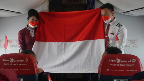 Awak kabin membentangkan bendera merah putih sambil menyanyikan lagu Hari Merdeka (17 Agustus 1945). Sebelumnya, pimpinan awak kabin mengumumkan acara peringatan 77 Tahun Kemerdekaan RI di dalam kabin pesawat. Kemudian, pimpinan awak kabin membacakan teks Proklamasi, kemudian diikuti oleh para penumpang seluruh penumpang mengikuti secara khidmat. Awak kabin membentangkan bendera merah putih sambil menyanyikan lagu Hari Merdeka (17 Agustus 1945). Sebelumnya, pimpinan awak kabin mengumumkan acara peringatan 77 Tahun Kemerdekaan RI di dalam kabin pesawat. Kemudian, pimpinan awak kabin membacakan teks Proklamasi, kemudian diikuti oleh para penumpang seluruh penumpang mengikuti secara khidmat.