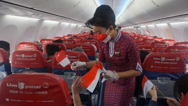 Pada ketinggian 32.000 kaki saat tanda kenakan sabuk pengaman dimatikan (seat belt off), awak kabin membagikan bendera berukuran kecil kepada seluruh penumpang. Pada ketinggian 32.000 kaki saat tanda kenakan sabuk pengaman dimatikan (seat belt off), awak kabin membagikan bendera berukuran kecil kepada seluruh penumpang.