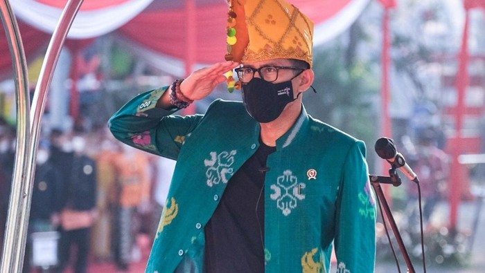 Peringatan HUT ke-77 RI di Kemenparekraf Menparekraf Sandiaga Uno serta Wamenparekraf Angela Tanoesoedibjo mengenakan busana adat daerah di peringatan HUT ke-77 RI di Kemenparekraf.