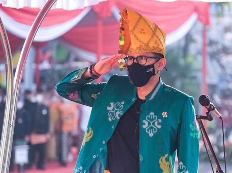 Momen Sandiaga Pakai Baju Suku Kaili di HUT ke-77 RI