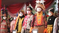 Para pejabat eselon I dan II di lingkungan Kemenparekraf juga kompak mengenakan baju daerah saat mengikuti upacara peringatan kemerdekaan ke-77 Republik Indonesia.