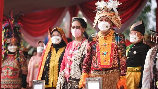 Para pejabat eselon I dan II di lingkungan Kemenparekraf juga kompak mengenakan baju daerah saat mengikuti upacara peringatan kemerdekaan ke-77 Republik Indonesia. Para pejabat eselon I dan II di lingkungan Kemenparekraf juga kompak mengenakan baju daerah saat mengikuti upacara peringatan kemerdekaan ke-77 Republik Indonesia.