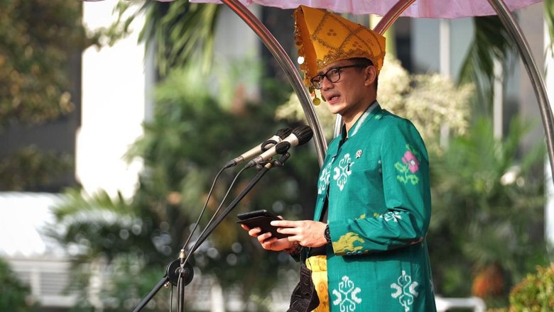 Menparekraf Sandiaga Uno serta Wamenparekraf Angela Tanoesoedibjo mengenakan busana adat daerah di peringatan HUT ke-77 RI di Kemenparekraf.