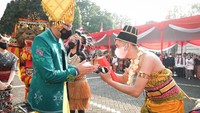 Sandiaga di kesempatan tersebut mengenakan busana khas dari Suku Kaili, Palu, Sulawesi Tengah. Yakni berupa kemeja atau yang disebut Baju Koje dan sarung yang dalam pembuatannya melalui proses tenun tradisional.