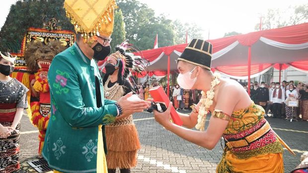 Menparekraf Sandiaga Uno serta Wamenparekraf Angela Tanoesoedibjo mengenakan busana adat daerah di peringatan HUT ke-77 RI di Kemenparekraf.