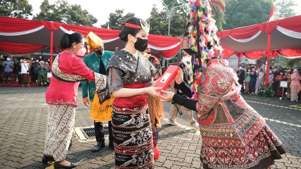 Sementara Wakil Menteri Pariwisata dan Ekonomi Kreatif/Wakil Kepala Badan Pariwisata dan Ekonomi Kreatif (Wamenparekraf/Wakabaparekraf) Angela Tanoesoedibjo mengenakan pakaian adat Rote, Nusa Tenggara Timur.