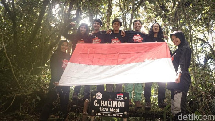 Peringatan HUT RI di Gunung Halimun.