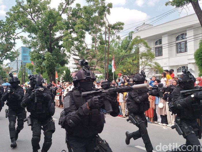 Personel dari Rider 100 ikut serta dalam Pawai Pembangunan yang digelar dalam rangka HUT ke 77 RI Personel dari Rider 100 ikut serta dalam Pawai Pembangunan yang digelar dalam rangka HUT ke 77 RI