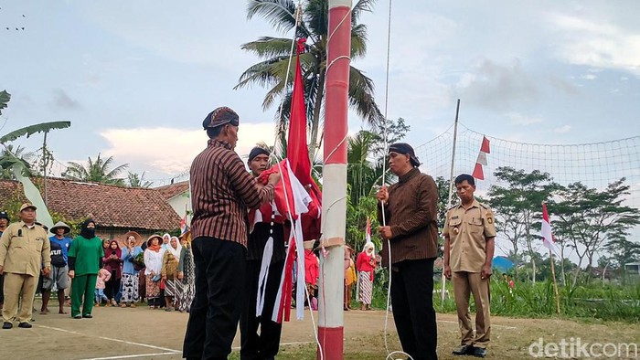 Petani di Kulon Progo kibarkan bendera Merah Putih Raksasa, Rabu (17/8/2022).