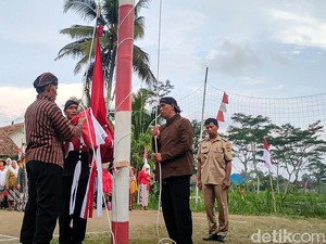 Bangganya Petani Kulon Progo Kibarkan Merah Putih Raksasa HUT ke-77 RI
