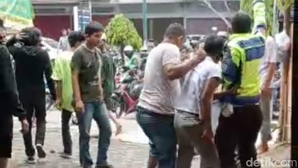 Viral Pelajar Tawuran di Medan Dipukul Warga Pakai Tiang Bendera