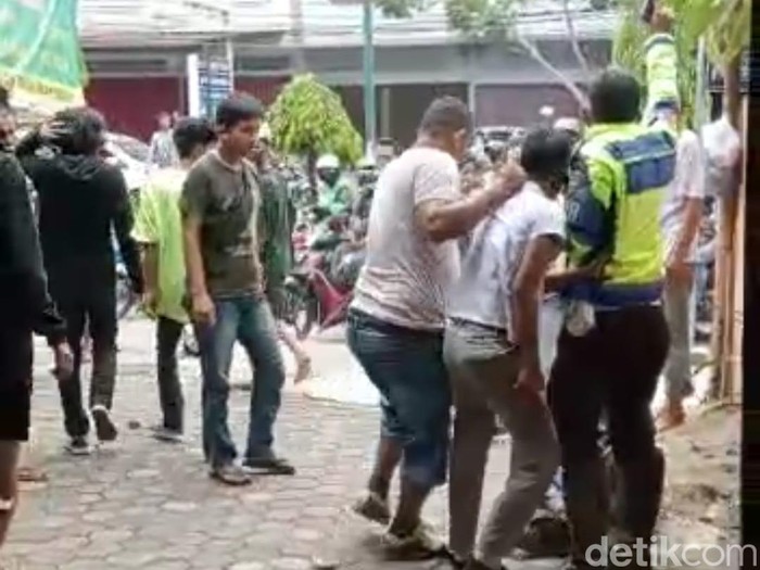 Polisi membubarkan tawuran pelajar di Jalan Setiabudi, Medan.