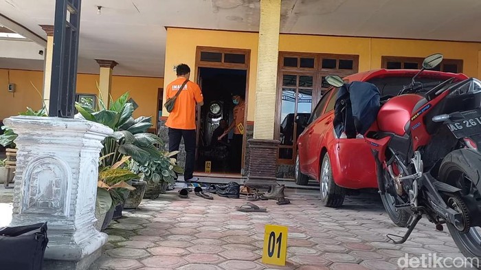 Polisi olah TKP di rumah pelaku pemerkosaan di Tulungagung