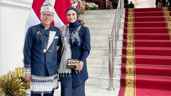 Potret Mendag Zulhas Berbusana Adat Lampung