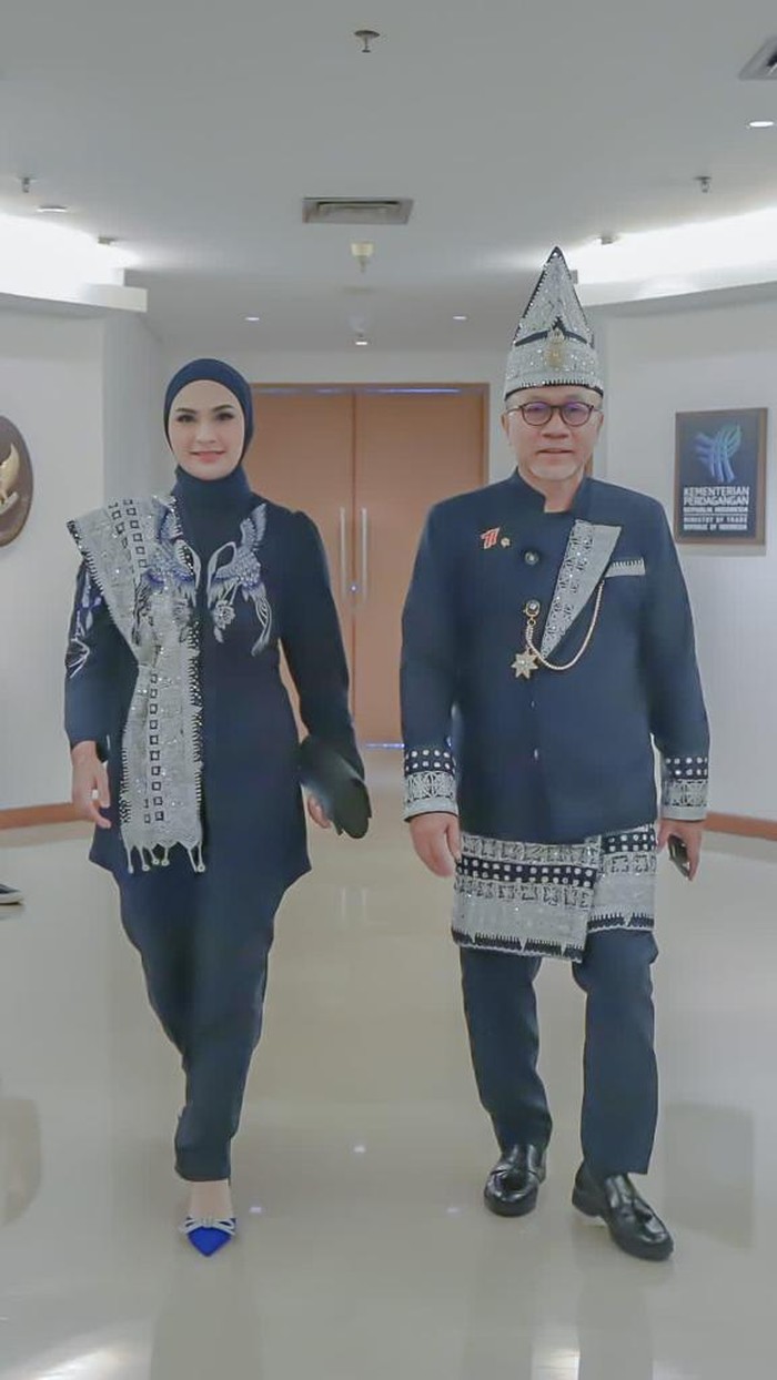 Menteri Perdagangan (Mendag) Zulkifli Hasan menghadiri upacara HUT ke 77 Kemerdekaan Republik Indonesia di Istana Negara, Jakarta,  Rabu, (17/8/2022), pagi. Zulhas begitu ia disapa hadir menggunakan baju adat Lampung twist modern untuk mengikuti Upacara Peringatan Detik-Detik Proklamasi di Istana Negara, Jakarta.