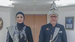 Potret Mendag Zulhas Berbusana Adat Lampung