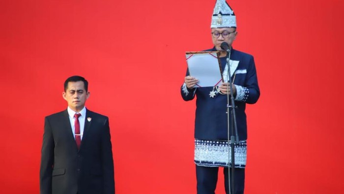 Menteri Perdagangan (Mendag) Zulkifli Hasan menghadiri upacara HUT ke 77 Kemerdekaan Republik Indonesia di Istana Negara, Jakarta,  Rabu, (17/8/2022), pagi. Zulhas begitu ia disapa hadir menggunakan baju adat Lampung twist modern untuk mengikuti Upacara Peringatan Detik-Detik Proklamasi di Istana Negara, Jakarta.