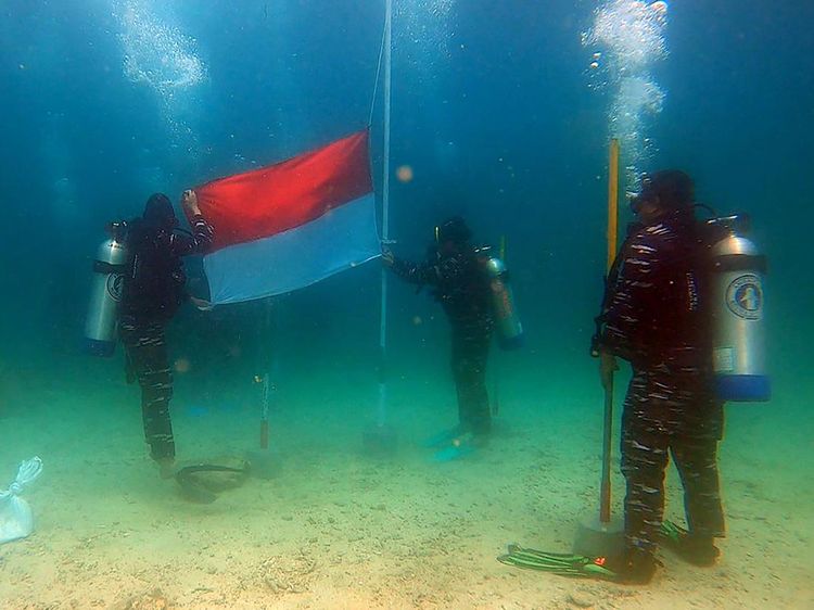 Potret Pengibaran Bendera Merah Putih di Dasar Laut Raja Ampat