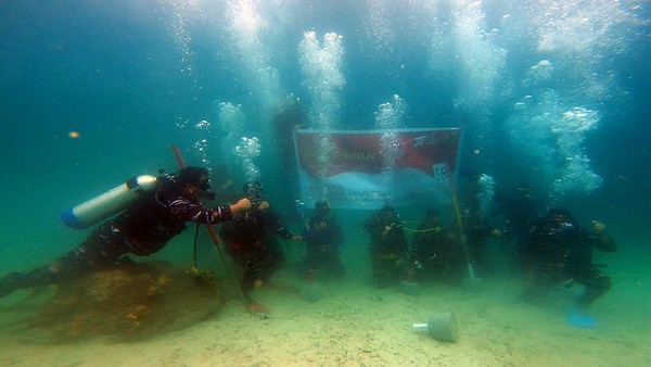 Pengibaran bendera merah putih di dasar laut ini dalam rangka memperingati HUT ke-77 RI.