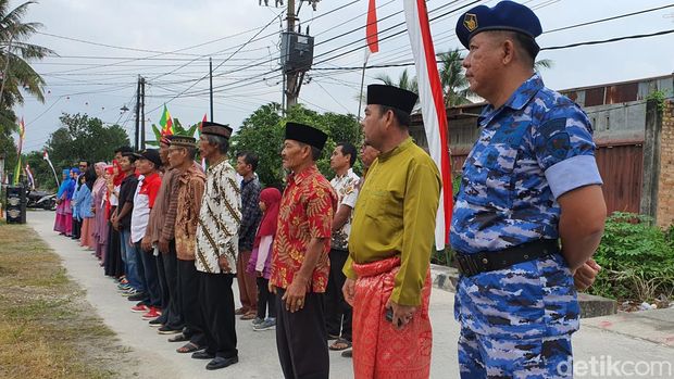 Prajurit TNI AU pimpin Upacara HUT ke-77 RI di lokasi transmigrasi.
