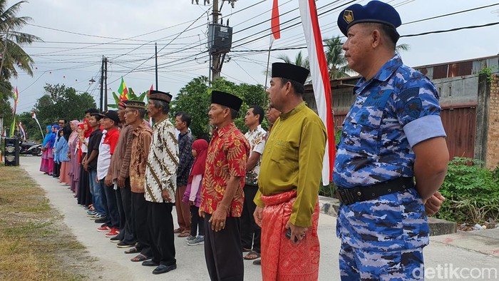 Prajurit TNI AU pimpin Upacara HUT ke-77 RI di lokasi transmigrasi. Prajurit TNI AU pimpin Upacara HUT ke-77 RI di lokasi transmigrasi.