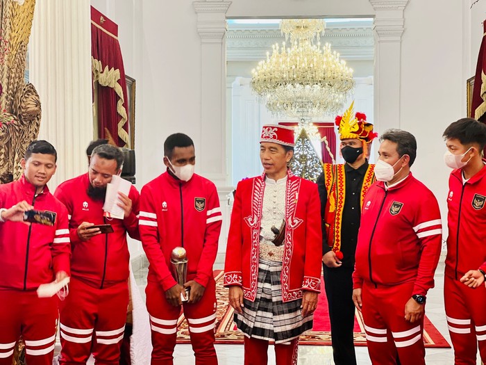 Presiden Jokowi menemui Timnas sepakbola U-16 pada 17 Agustus 2022. (Laily Rachev - Biro Pers Sekretariat Presiden)