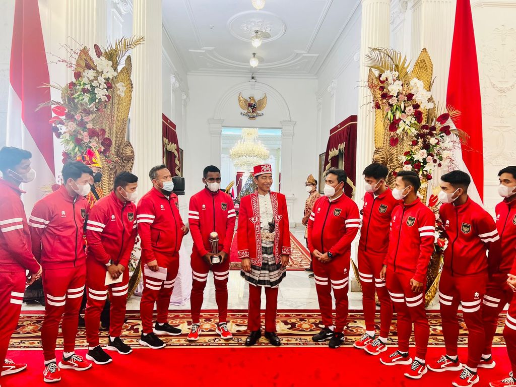 President Jokowi meets the U-16 football team on August 17, 2022. (Laily Rachev - Press Office of the Presidential Secretariat)