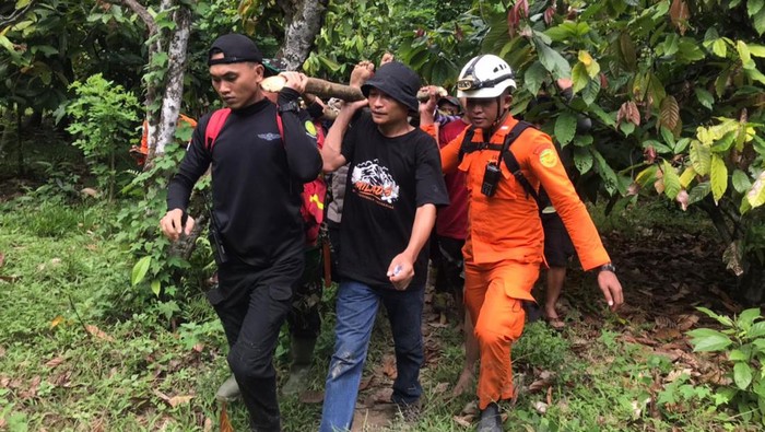 Proses evakuasi mahasiswa KKN yang hilang di Polman, Sulbar.