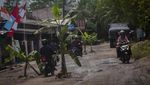 Protes Jalan Rusak, Warga Tanam Pohon di Tengah Jalan