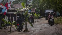 Penanaman pohon di tengah jalan tersebut dilakukan warga setempat sebagai bentuk protes karena jalan rusak yang tidak kunjung diperbaiki oleh pemerintah daerah.
